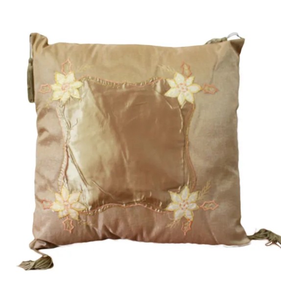 ΜΑΞΙΛΑΡΙ ΜΠΕΖ-ΧΡΥΣΟ ΤΕΤΡΑΓΩΝΟ ΜΕ ΚΕΝΤΗΜΑ ΚΑΙ ΚΡΟΣΙΑ 40x40cm – Δίνει premium χαρακτήρα στο περιβάλλον | iroots.gr