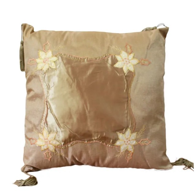 ΜΑΞΙΛΑΡΙ ΜΠΕΖ-ΧΡΥΣΟ ΤΕΤΡΑΓΩΝΟ ΜΕ ΚΕΝΤΗΜΑ ΚΑΙ ΚΡΟΣΙΑ 40x40cm – Δίνει premium χαρακτήρα στο περιβάλλον | iroots.gr